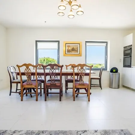 Appartement Ocean Breeze 4 Bedroom With Sea Views Near