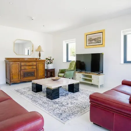 Ocean Breeze 4 Bedroom With Sea Views Near